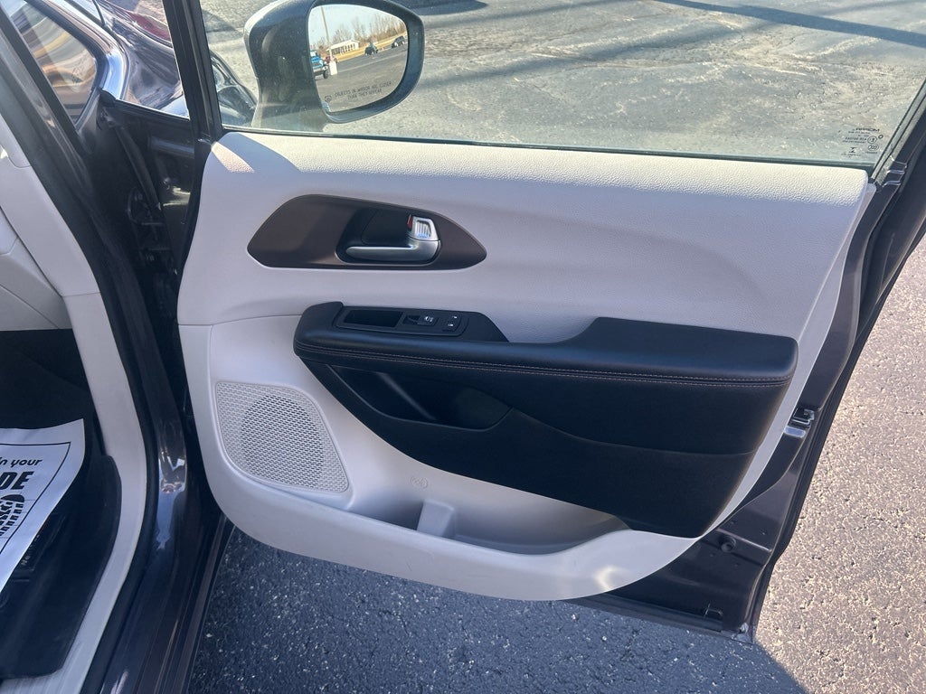 2017 Chrysler Pacifica Touring-L