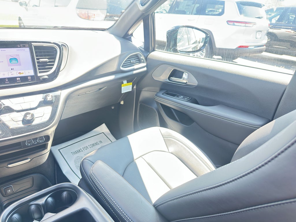 2025 Chrysler Voyager LX