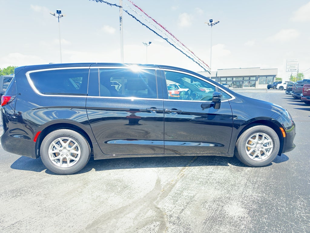 2025 Chrysler Voyager LX