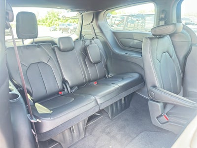 2025 Chrysler Voyager LX