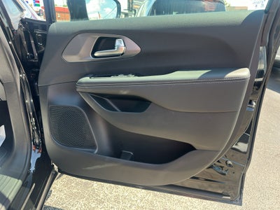 2025 Chrysler Voyager LX