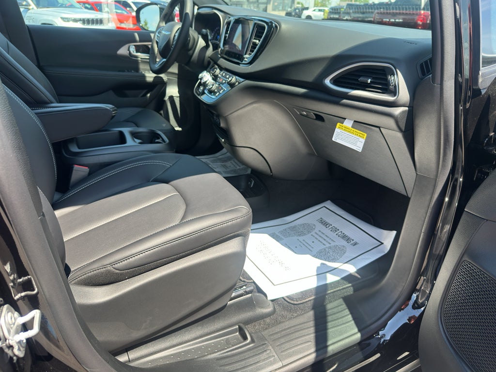 2025 Chrysler Voyager LX