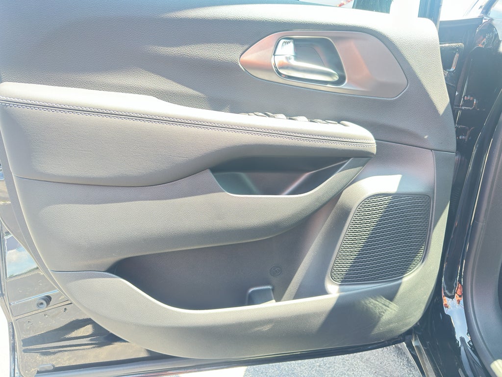 2025 Chrysler Voyager LX