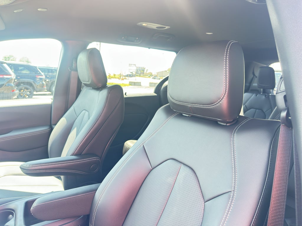 2025 Chrysler Voyager LX