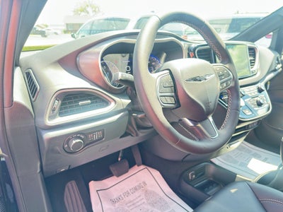 2025 Chrysler Voyager LX